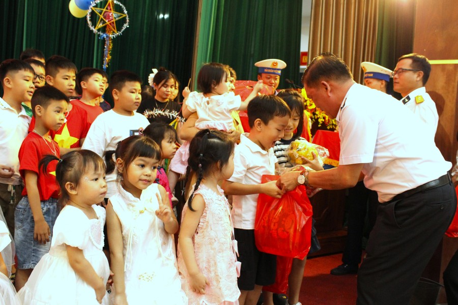 Trao tang qua Trung thu cho cac em thieu nhi tai chuong trinh. Anh: DVCC