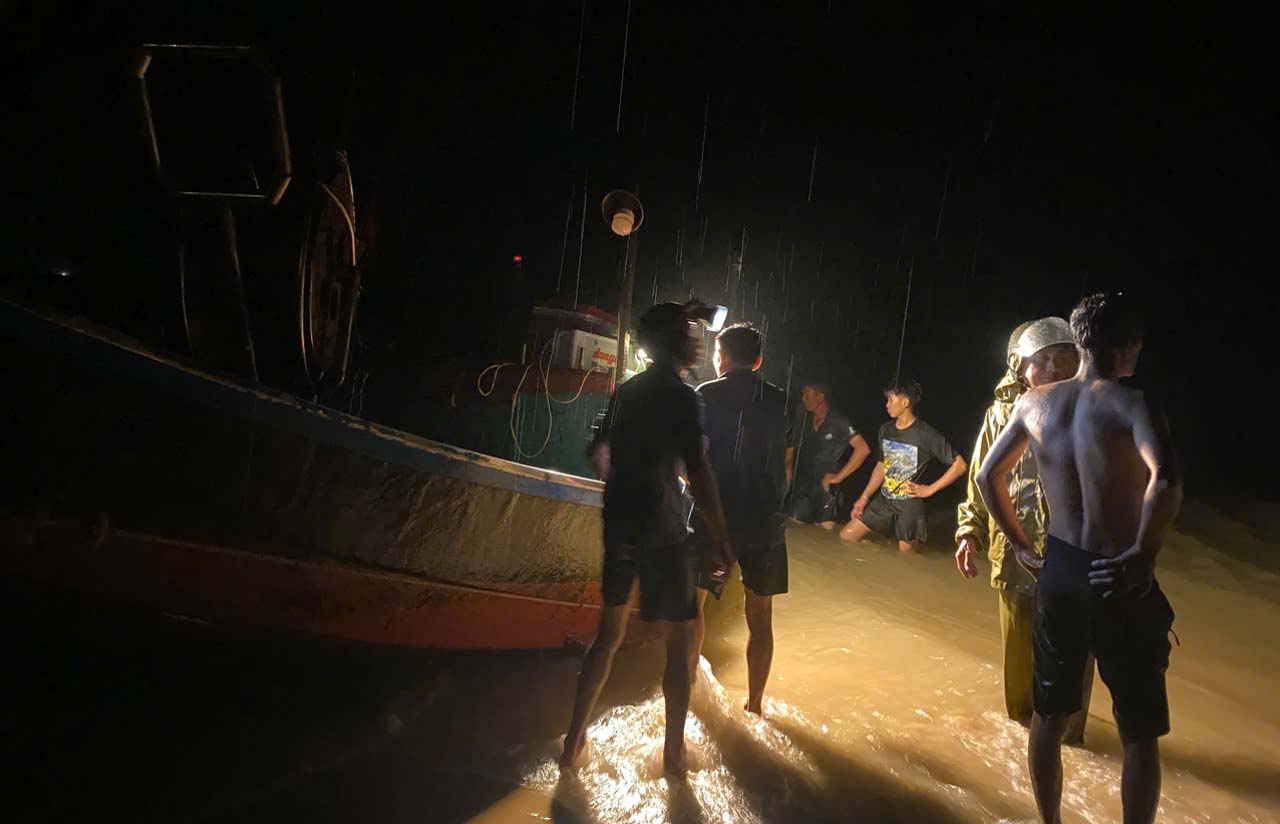 Fishermen in Ky Xuan commune helped pull the sunken boat to shore. Photo: Xuan Tuan.
