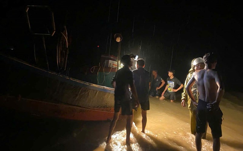 Fishermen in Ky Xuan commune helped pull the sunken boat to shore. Photo: Xuan Tuan.