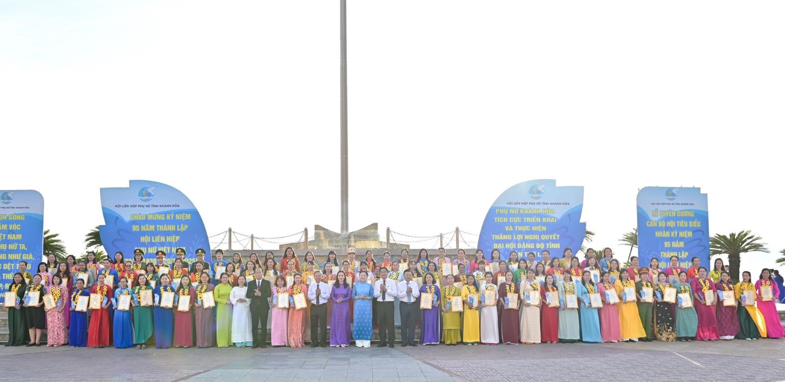 Les dirigeants du Comite provincial du Parti et du Comite populaire provincial offrent des symboles pour honorer 95 cadres et femmes exceptionnels et typiques de la province de Khanh Hoa. Photo : Phuong Linh