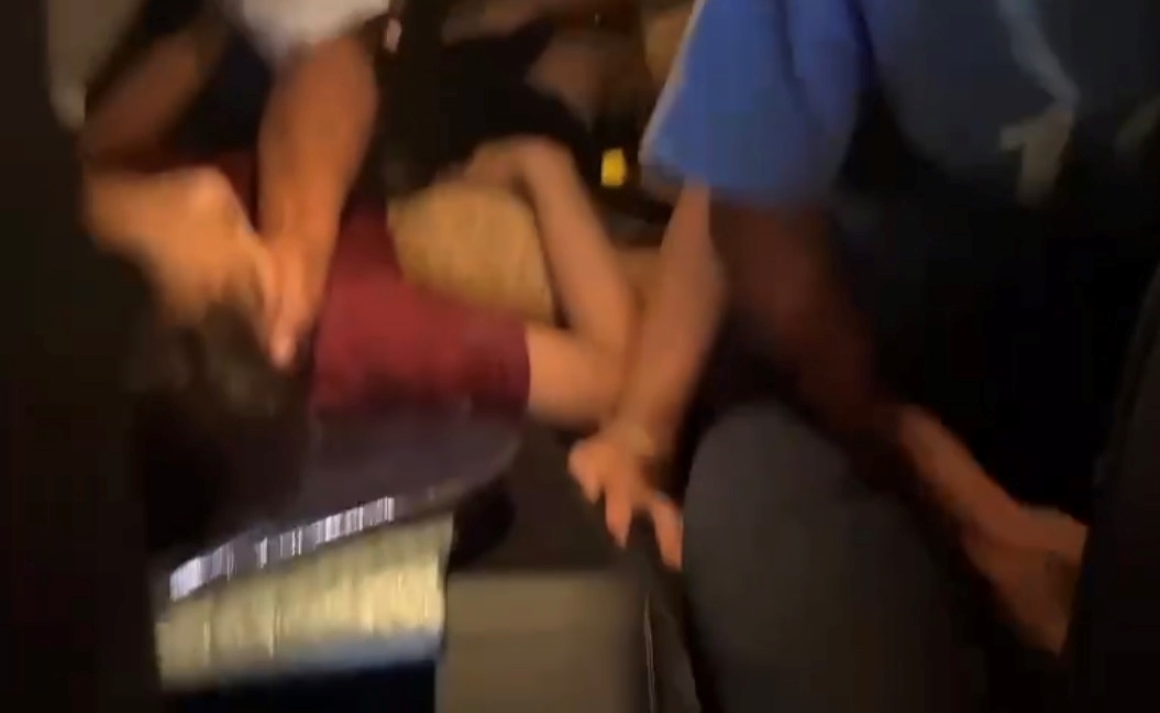 Image of the woman being led by the Ho Chi Minh City Traffic Police to the hospital for timely emergency care. Photo: Dong Hoang