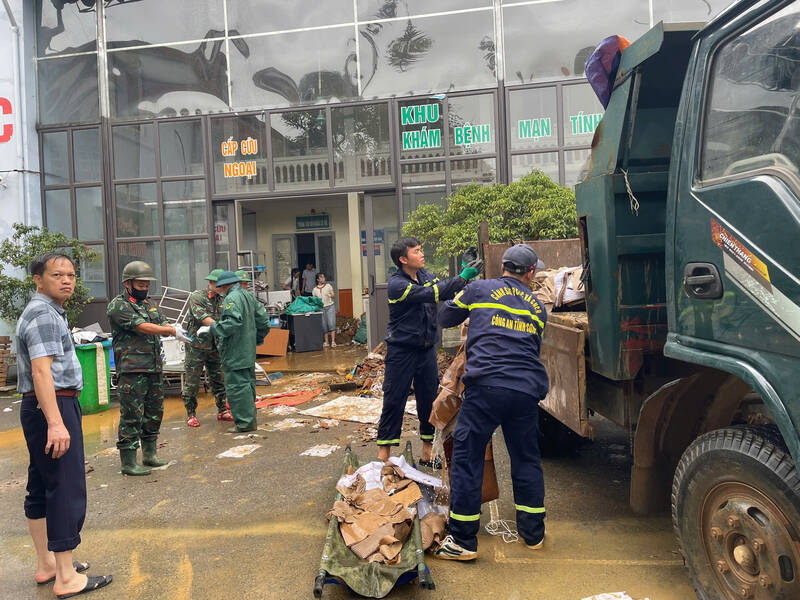 Forces clean up Van Ho General Hospital (Thach Nguyen facility) in Son La province after being deeply flooded. Photo: Truong Son