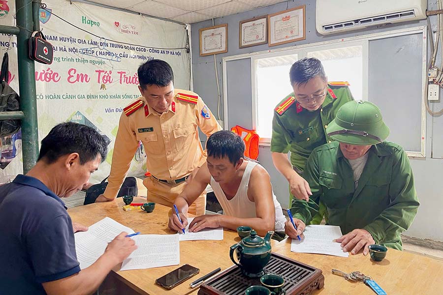 Luc luong chuc nang yeu cau chu ben ky cam ket khong cho pha xuat ben khi thoi tiet xau. Anh: Tien Ngo