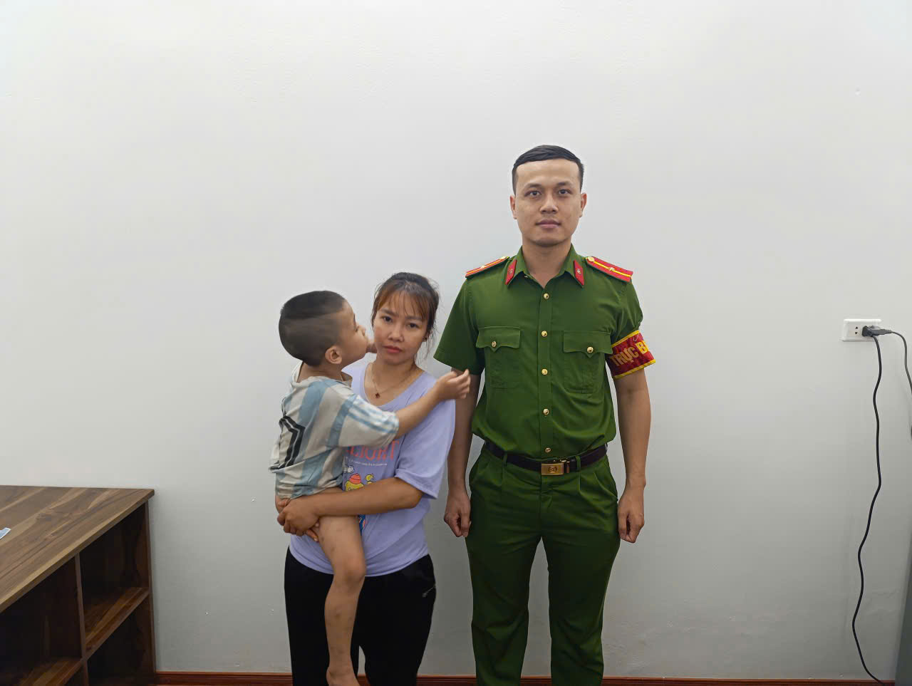 Muong La Commune Police handed over the lost boy to his family. Photo: CA Muong La commune