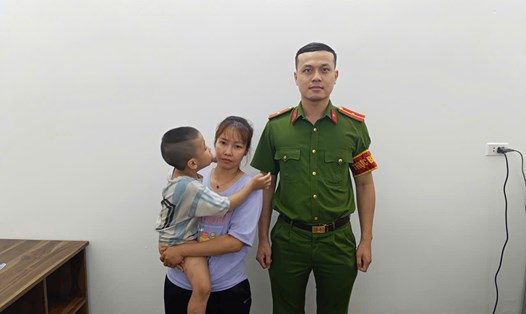 Lực lượng Công an xã Mường La bàn giao bé trai đi lạc về với gia đình. Ảnh: CA xã Mường La