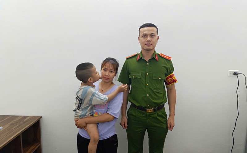 Muong La Commune Police handed over the lost boy to his family. Photo: CA Muong La commune