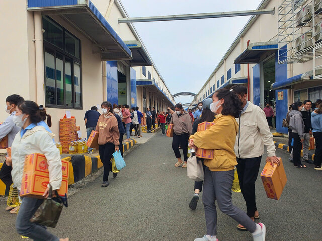 Kanaan Bao Loc 유한회사 노동조합은 1 200명 이상의 노동자에게 생필품을 기증했습니다. 사진: Duc Lam