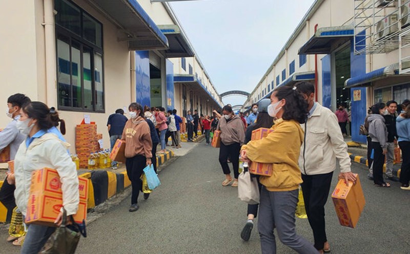 The Trade Union of Kanaan Bao Loc Company Limited presented necessities to more than 1,200 workers. Photo: Duc Lam