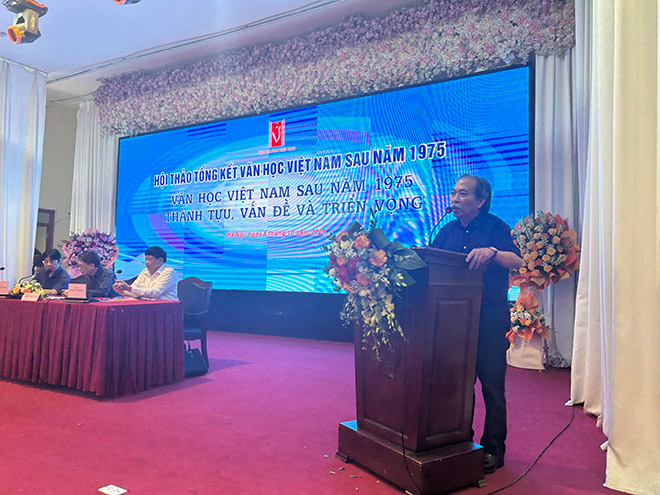 Poet Nguyen Quang Thieu - Chairman of the Vietnam Writers' Association - spoke at the workshop on achievements and challenges for Vietnamese Literature. Photo: Quynh An