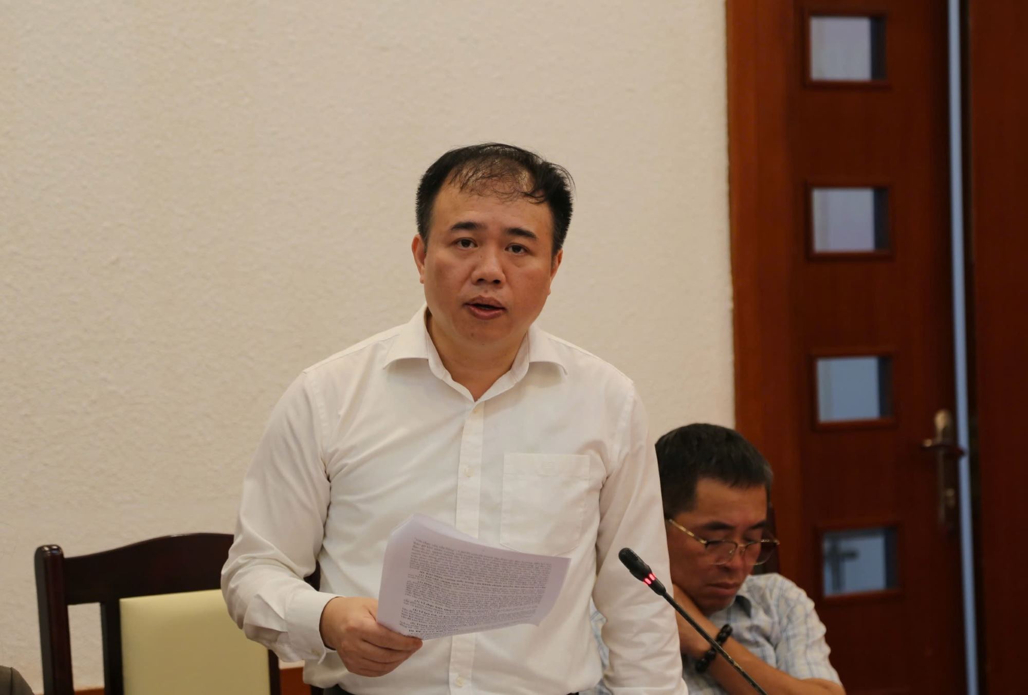Mr. Bui Tuan Anh - Deputy Director of the Department of Home Affairs of Quang Ninh province - provided information on the situation after the merger in Quang Ninh. Photo: Nguyen Hung