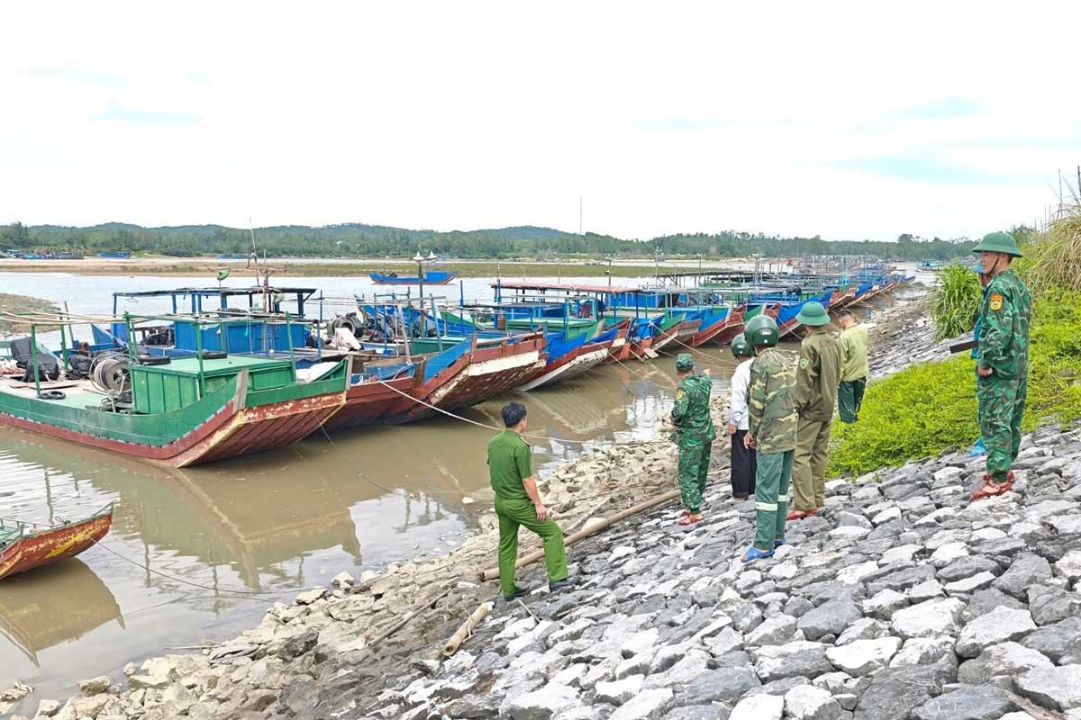Quang Ninh authorities continue to be on duty at anchorage points, avoiding storms to ensure that ships do not leave ports without orders. Photo: Mong Cai 1 Ward Portal