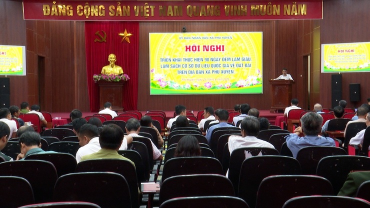 Xa Phu Xuyen to chuc hoi nghi trien khai Chien dich lam giau, lam sach co so du lieu quoc gia ve dat dai, cap so do tren dia ban xa. Anh: Thuy Duong 