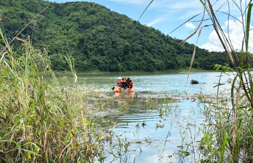救助隊は、滝に足を滑らせて転落した女性の遺体を発見しました。写真:Lam Hong