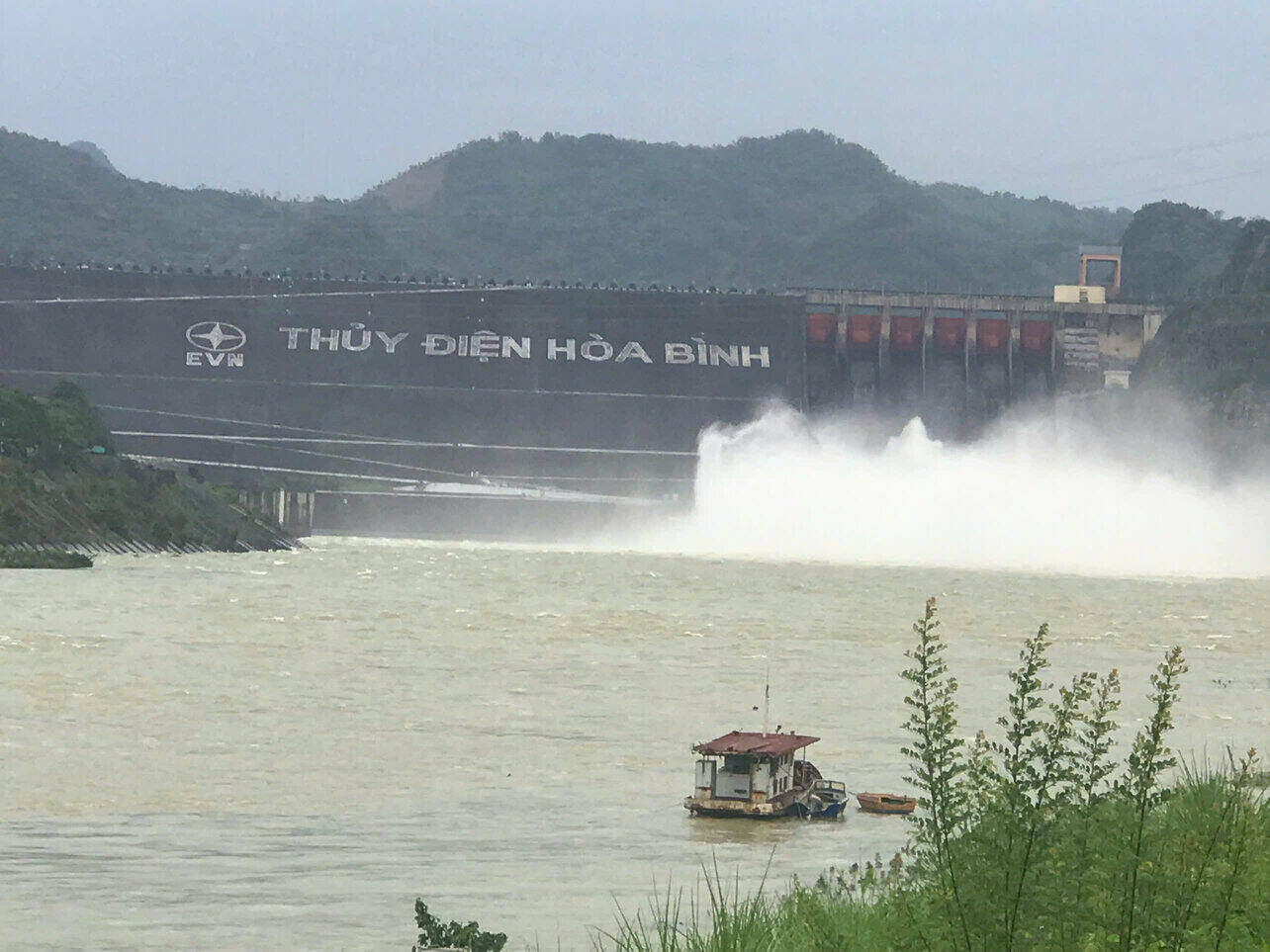 Hoa Binh Hydropower Plant maintains 2 floodgates, to ensure the safety of reservoirs and downstream areas. Photo: Yen San