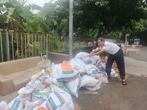 Hanoi people prepare plans to respond to storm Matmo. Photo: Minh Hanh