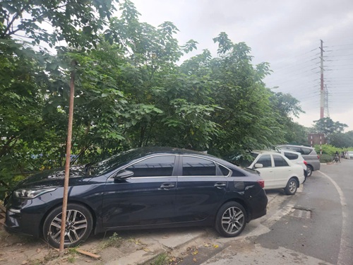 Nhieu nguoi da chon phuong an gui xe ben ngoai noi cao rao khong bi ngap. Anh: Minh Hanh 