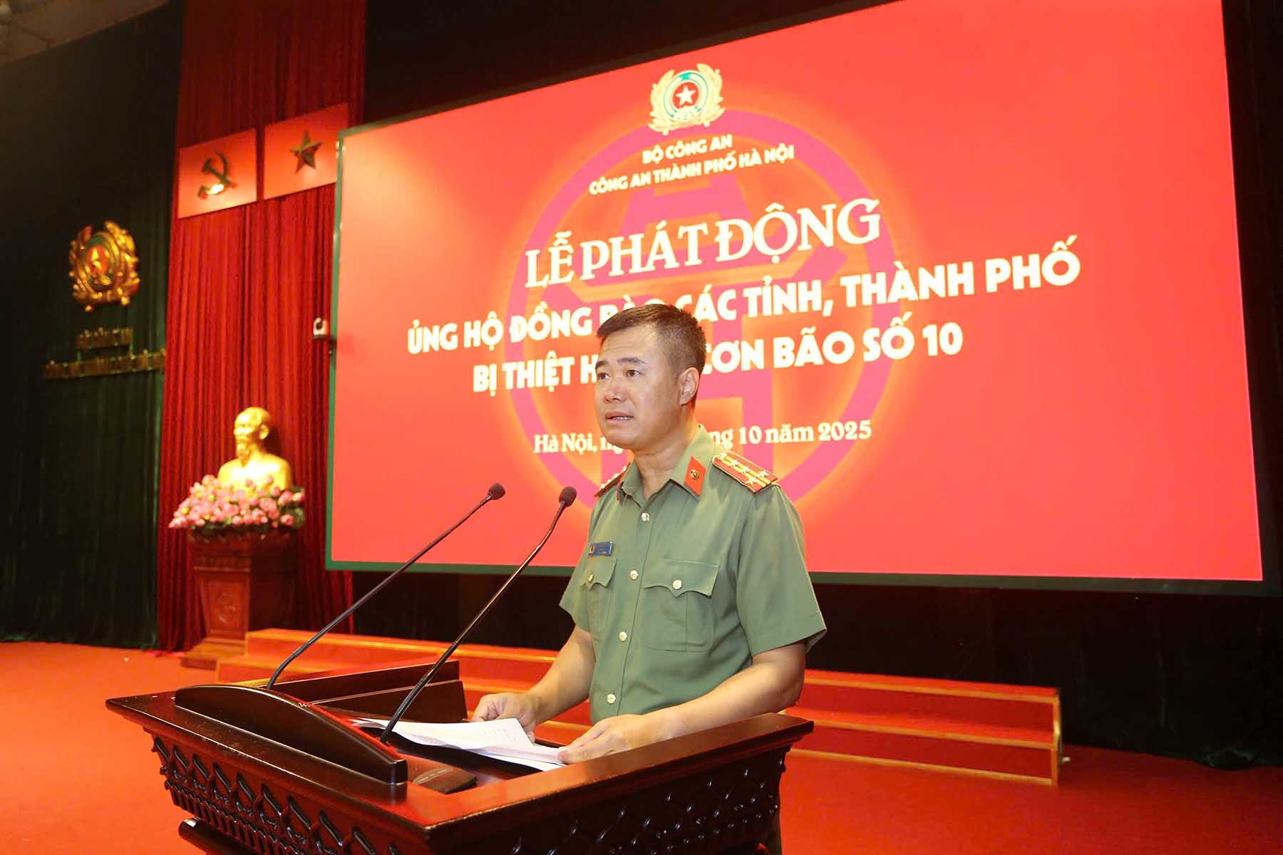 Nguyen Ngoc Quyen 대령 - 하노이시 경찰 부국장이 발족식에서 연설하고 있습니다. 사진: 하노이 공안