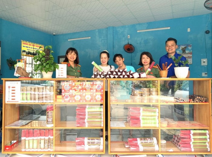 Tai Trung tam, cac em duoc day nghe nhu may mac, lam huong.... Trong anh la can bo doan cong tac tham quan va mua ung ho cac san pham huong tu so so lam huong do cac em da cam tu san xuat. Anh: Song Han