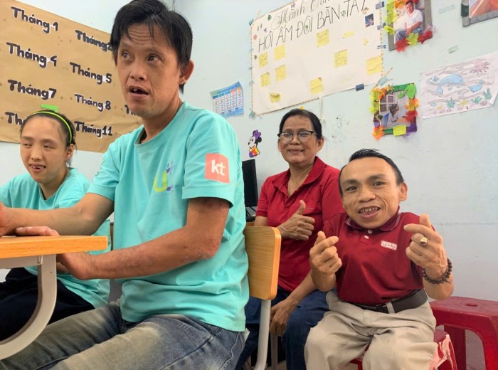 Nhung nu cuoi hon nhien, vui ve cua cac em tai buoi tang qua Trung thu. Anh: Song Han