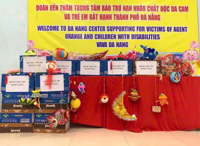 Phan qua Trung thu la nhung hop sua, banh keo va den long... ghi dau tinh yeu cua can bo chien si Benh vien 199 den cac em. Anh: Song Han