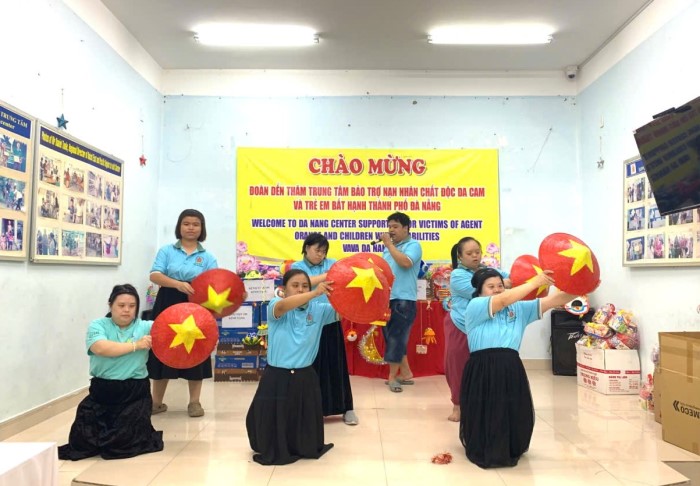 Cac em tai Trung tam bieu dien van nghe chao don doan. Anh: Song Han