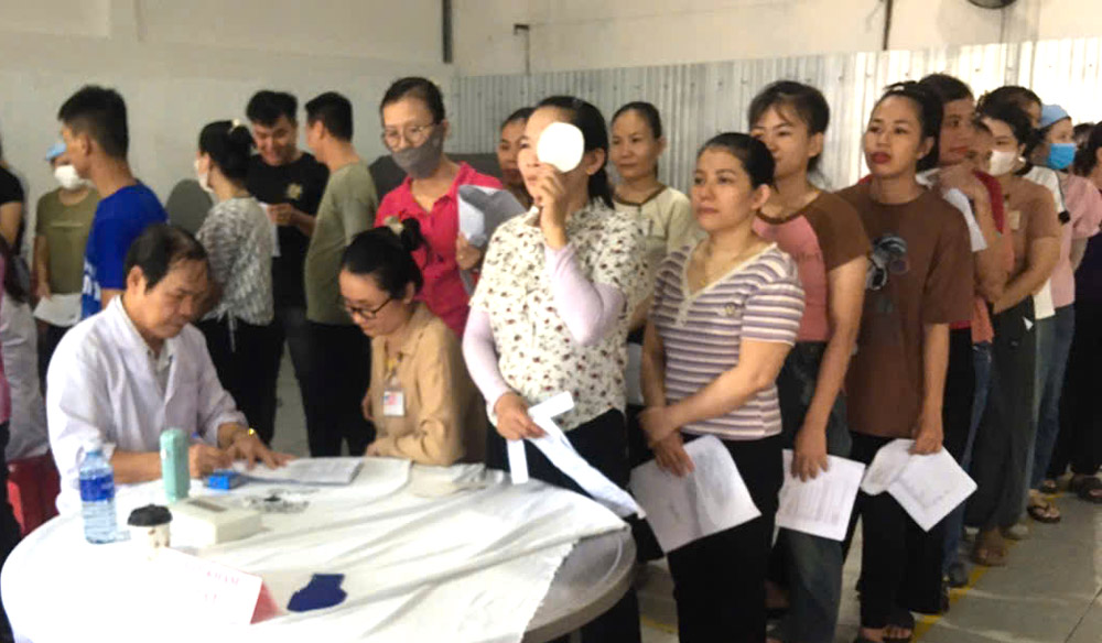 El Sindicato de la comuna de Nam Phuoc Da Nang coordina la organizacion de examenes de salud periodicos el cuidado del bienestar y la retencion de los trabajadores. Foto: Sindicato de Nam Phuoc
