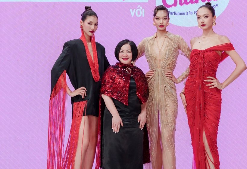 ベトナムズ・ネクスト・トップ・モデル2025のトップ3がチャン・レさんと写真を撮りました。写真:プロデューサー.