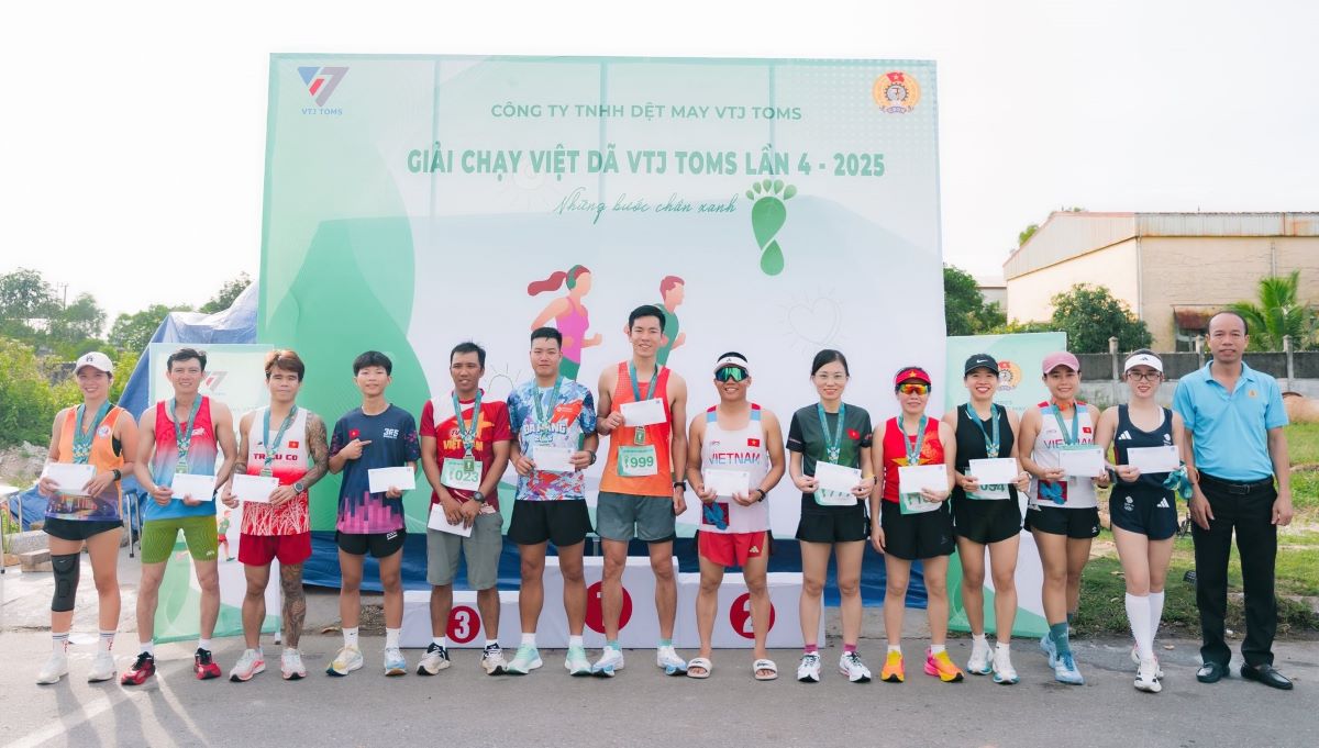Trao qua cho van dong vien dat giai. Anh: Cong ty TNHH Det may VTJ Toms 