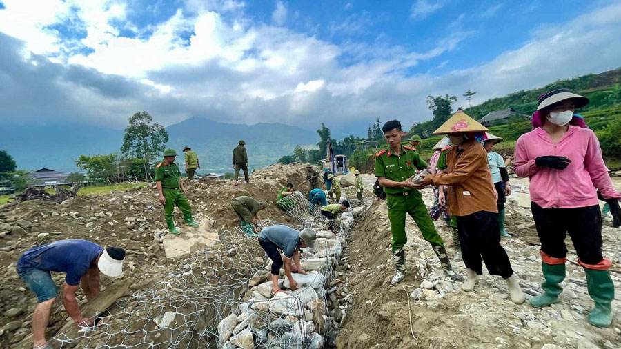 Hon 400 nguoi tham gia “Ngay cuoi tuan cung dan” xay ke.