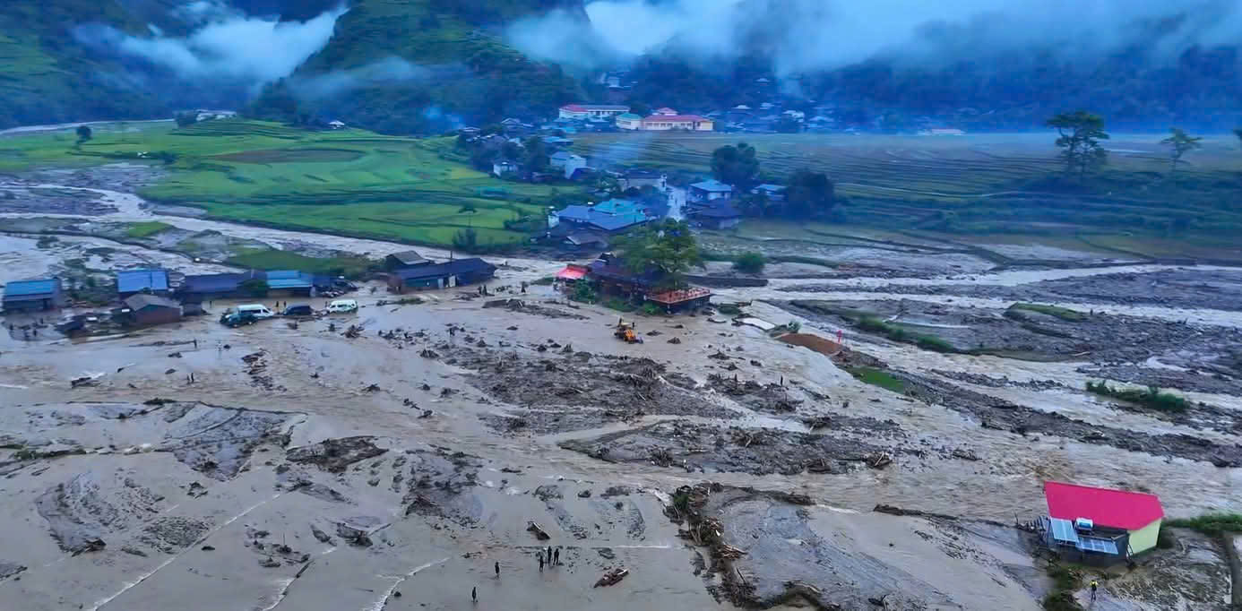 The flood caused the fields of Tu Le commune to be buried under the layer of soil and rock. Photo: Ngoc Son