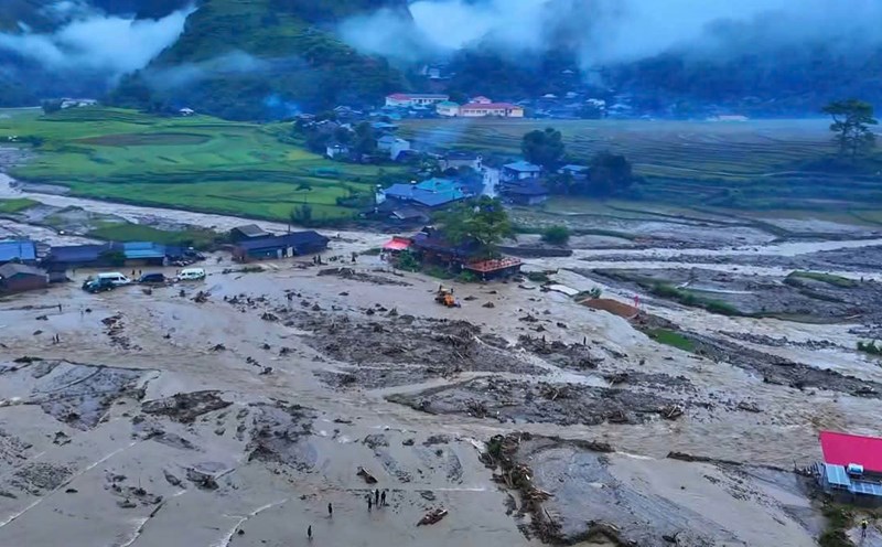The flood caused the fields of Tu Le commune to be buried under the layer of soil and rock. Photo: Ngoc Son