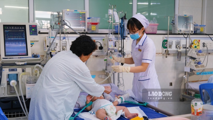 Benh tay chan mieng o tre neu khong duoc phat hien va xu tri kip thoi co the dien tien rat nhanh. Anh: Phong Linh.