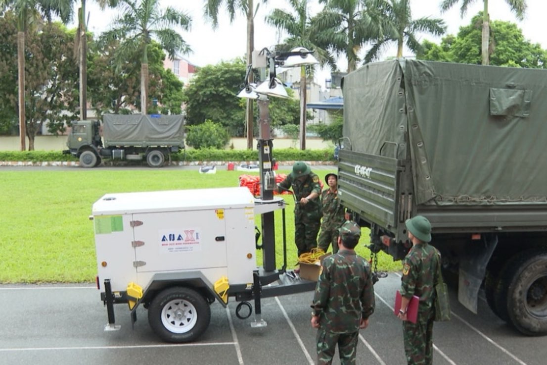 Doan cong tac kiem tra he thong may phat dien du phong phuc vu cong tac tim kiem, cuu nan. Anh: Thieu Chung.