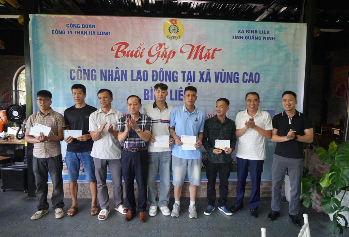 Le syndicat de la societe charbonniere Ha Long remet des cadeaux aux ouvriers de l'entreprise vivant dans la commune de Binh Lieu province de Quang Ninh. Photo : Societe charbonniere Ha Long