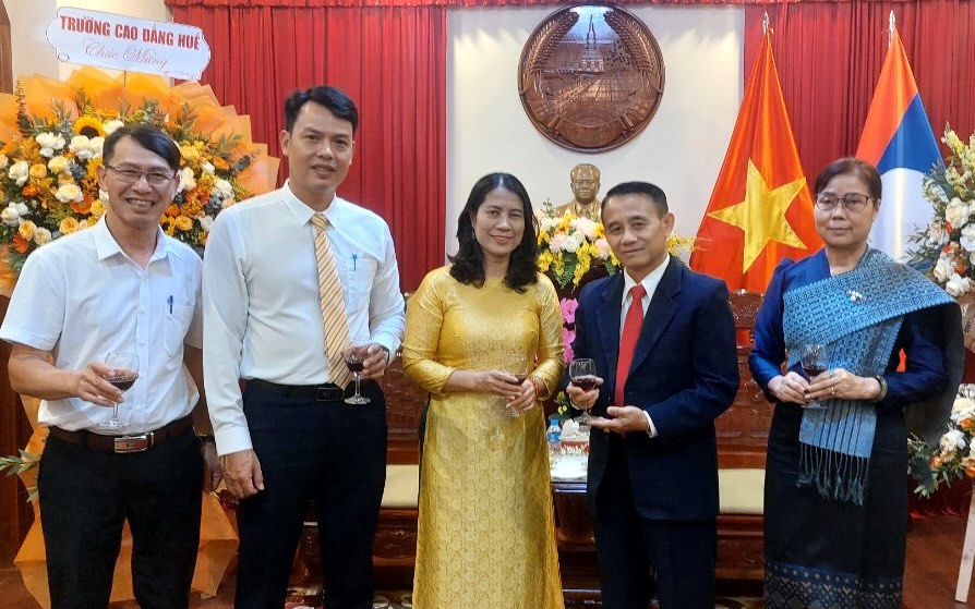 Dai dien Ban Giam hieu Truong Cao dang Hue chuc tet Bunpimay Tong lanh su quan nuoc CHDCND Lao tai Da Nang (nam 2025). Anh: Van Duc.