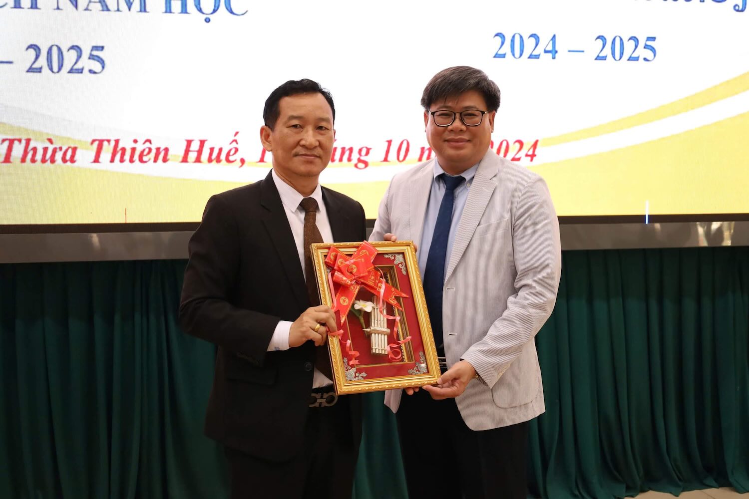 Des representants des dirigeants de l'une des provinces du centre du Laos offrent des souvenirs a l'Ecole superieure de Hue pour cultiver l'amitie Vietnam-Laos. Photo : Van Duc.