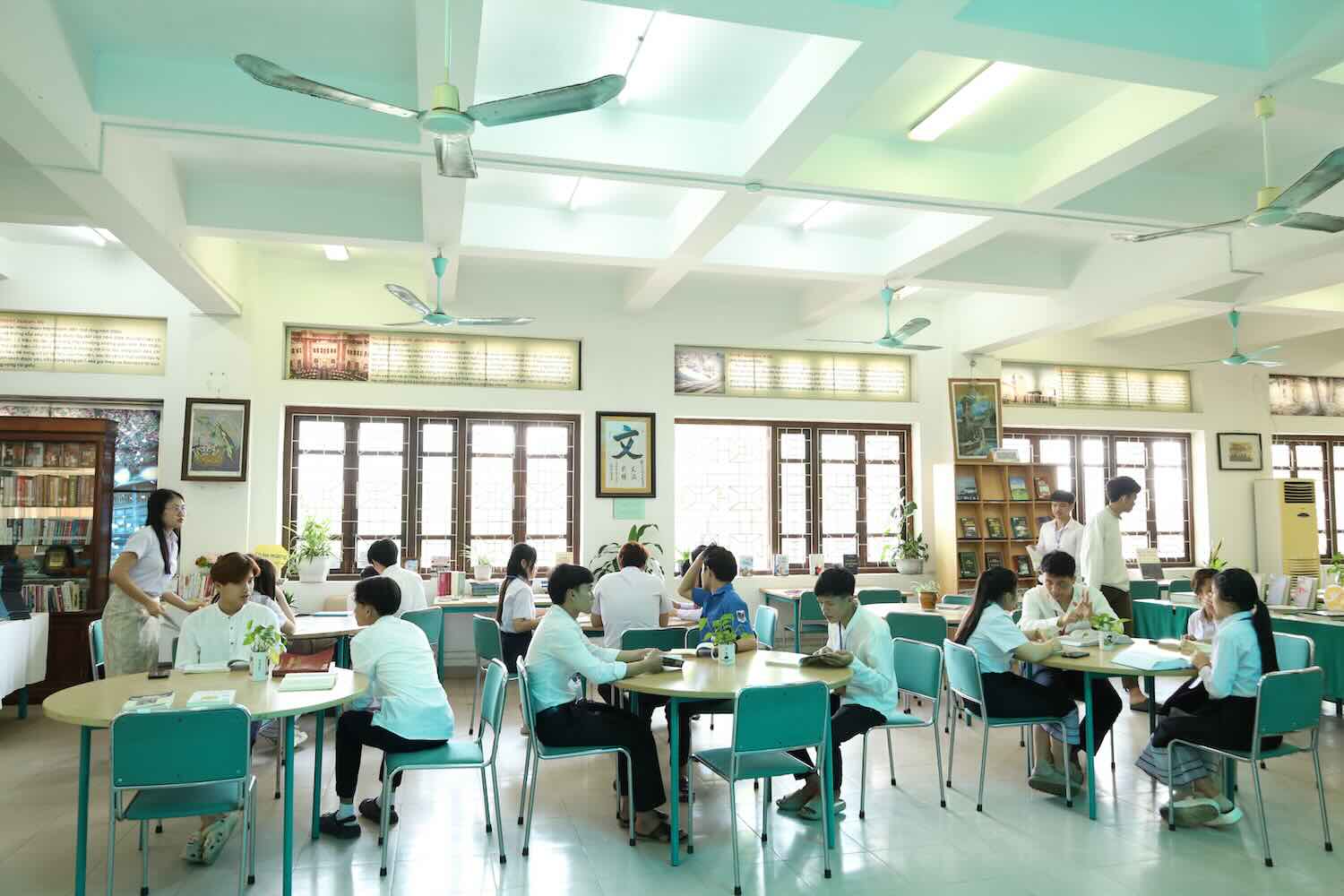 Cac em luu hoc sinh Lao cham chi doc sach va on bai tai thu vien Truong Cao dang Hue. Anh: Van Duc.