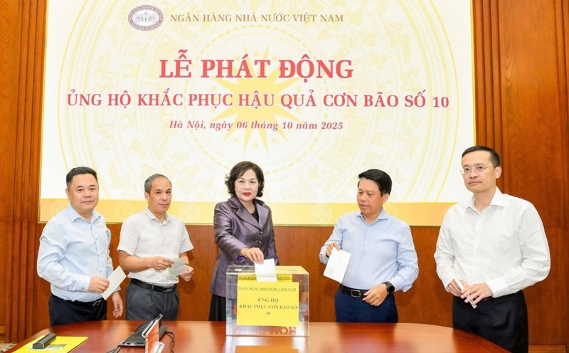 The State Bank launched a campaign to support people to overcome the damage caused by storm No. 10. Photo: SBV
