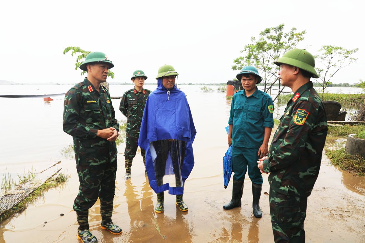 Tran Xuan Manh 소장 군구 1 부사령관 겸 참모장(맨 왼쪽)이 박닌성 반하동 지역에서 제11호 태풍 방지 작업을 점검하고 있습니다. 사진: Huu Thang