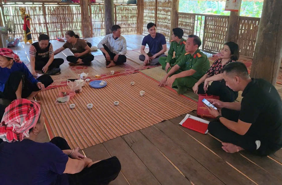 Luc luong chuc nang den tham hoi, chia buon voi gia dinh nan nhan Hoang Duc Giang. Anh: Dinh Dai
