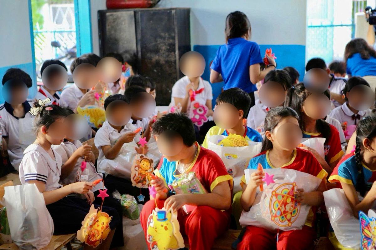 Cac em hoc sinh nhan qua Trung thu. Anh: Cong doan co so