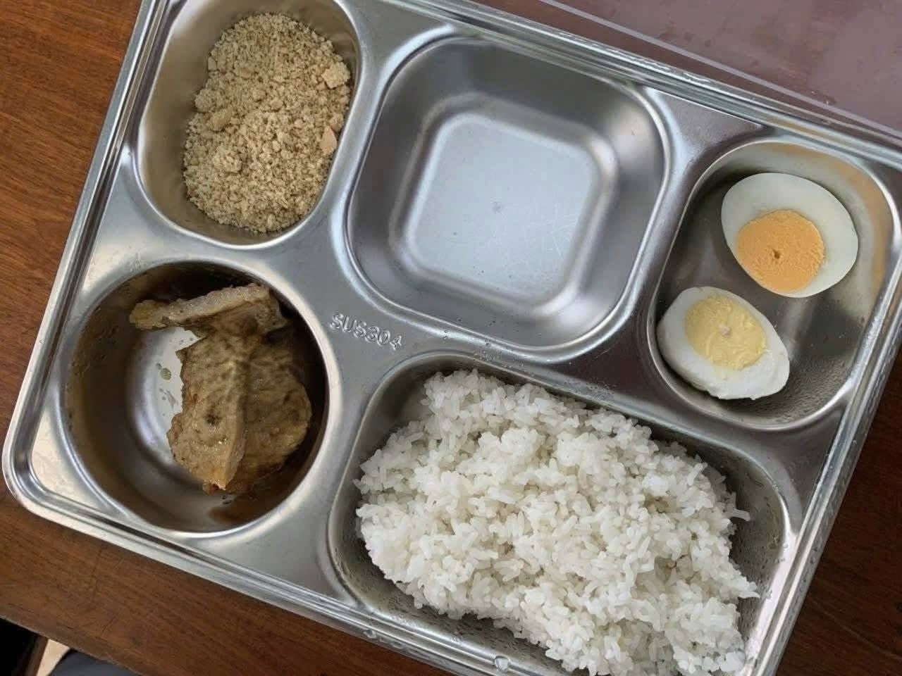 Boarding meals at Ba Don Primary School No. 1 caused controversy. Photo: Thanh Thao