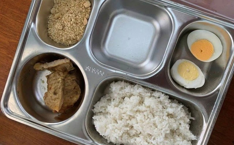 Boarding meals at Ba Don Primary School No. 1 caused controversy. Photo: Thanh Thao