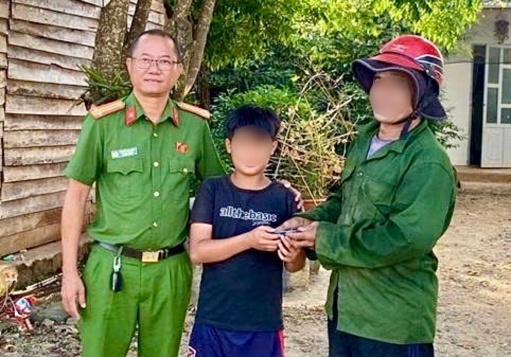 Nam sinh trao tra lai chiec dien thoai nhat duoc cho nguoi lam roi, tu su ho tro cua cong an xa. Anh: Cong an