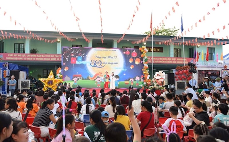 The Happy Mid-Autumn Festival program is organized by the children of employees of Garment Corporation 10 - JSC. Photo: May10 Union