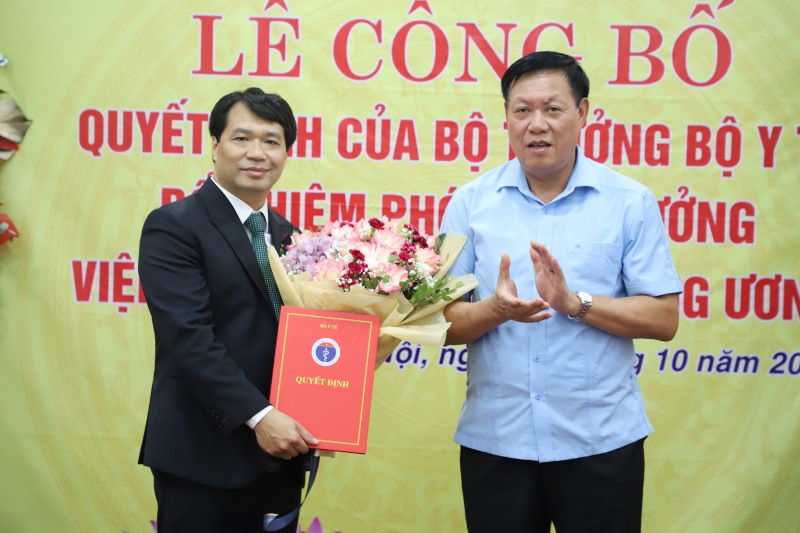 Deputy Minister of Health Do Xuan Tuyen presented the decision to transfer and appoint the position of Deputy Director of the Central Institute of Forensic Psychiatry to Mr. Phung Thanh Hai. Photo: Ministry of Health