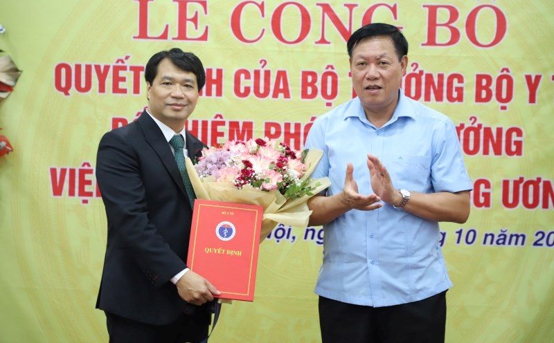 Deputy Minister of Health Do Xuan Tuyen presented the decision to transfer and appoint the position of Deputy Director of the Central Institute of Forensic Psychiatry to Mr. Phung Thanh Hai. Photo: Ministry of Health
