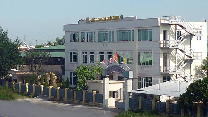 Cổng căn biệt thự và trụ sở Công ty Tân Thuận Phong trên quốc lộ 5, TP Hải Phòng. Ảnh: Minh Hùng