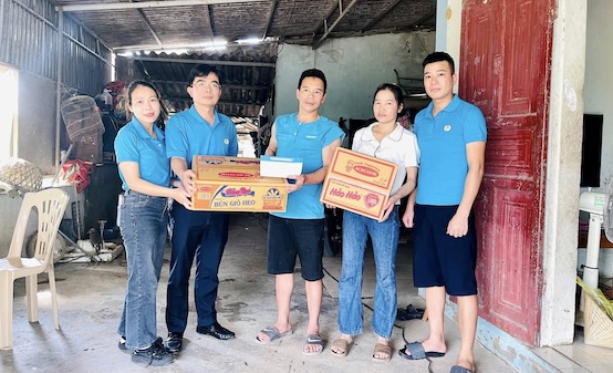 하노이 섬유 의류 합자회사 노동조합 태풍 10호 피해를 입은 응에안 공장 노동자 격려 사진: CDTCT