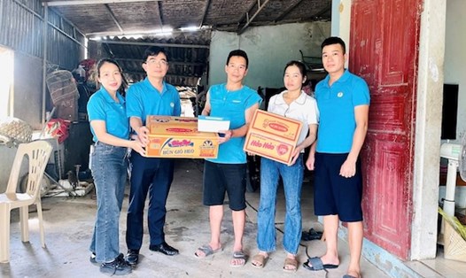 Công đoàn Tổng Công ty CP Dệt may Hà Nội động viên người lao động các Nhà máy tại Nghệ An bị ảnh hưởng bởi bão số 10. Ảnh: CĐTCT